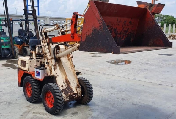 SK04 ราคา 125,000 บาทตักยก0.8ตันคิวยกสูง2.5เมตร        รถขับเคลื่อน4ล้อ  ระบบเกียทอกร  ถนอกเพื่งนำเข้ามายังไม่เคยใช้งานในเมืองไทยเลย   รุ่นใหม่ขายถูกๆๆรุ่นใหม่ เอกสารอินวอยล์  เครื่องดีเซล  2สูบ2D94   รถแรงประหยัดนำมัน สนใจโทร  081-989-1989 หรั่งครับ