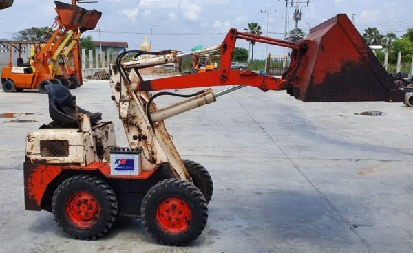 SK04 ราคา 125,000 บาทตักยก0.8ตันคิวยกสูง2.5เมตร        รถขับเคลื่อน4ล้อ  ระบบเกียทอกร  ถนอกเพื่งนำเข้ามายังไม่เคยใช้งานในเมืองไทยเลย   รุ่นใหม่ขายถูกๆๆรุ่นใหม่ เอกสารอินวอยล์  เครื่องดีเซล  2สูบ2D94   รถแรงประหยัดนำมัน สนใจโทร  081-989-1989 หรั่งครับ