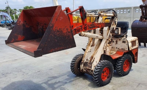 SK04 ราคา 125,000 บาทตักยก0.8ตันคิวยกสูง2.5เมตร        รถขับเคลื่อน4ล้อ  ระบบเกียทอกร  ถนอกเพื่งนำเข้ามายังไม่เคยใช้งานในเมืองไทยเลย   รุ่นใหม่ขายถูกๆๆรุ่นใหม่ เอกสารอินวอยล์  เครื่องดีเซล  2สูบ2D94   รถแรงประหยัดนำมัน สนใจโทร  081-989-1989 หรั่งครับ