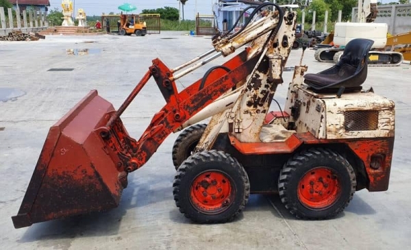 SK04 ราคา 125,000 บาทตักยก0.8ตันคิวยกสูง2.5เมตร        รถขับเคลื่อน4ล้อ  ระบบเกียทอกร  ถนอกเพื่งนำเข้ามายังไม่เคยใช้งานในเมืองไทยเลย   รุ่นใหม่ขายถูกๆๆรุ่นใหม่ เอกสารอินวอยล์  เครื่องดีเซล  2สูบ2D94   รถแรงประหยัดนำมัน สนใจโทร  081-989-1989 หรั่งครับ