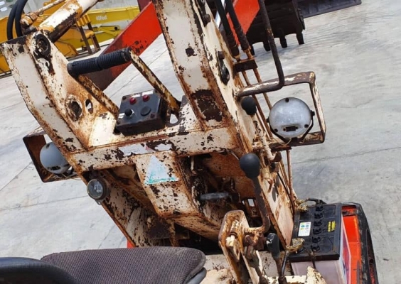 SK04 ราคา 125,000 บาทตักยก0.8ตันคิวยกสูง2.5เมตร        รถขับเคลื่อน4ล้อ  ระบบเกียทอกร  ถนอกเพื่งนำเข้ามายังไม่เคยใช้งานในเมืองไทยเลย   รุ่นใหม่ขายถูกๆๆรุ่นใหม่ เอกสารอินวอยล์  เครื่องดีเซล  2สูบ2D94   รถแรงประหยัดนำมัน สนใจโทร  081-989-1989 หรั่งครับ