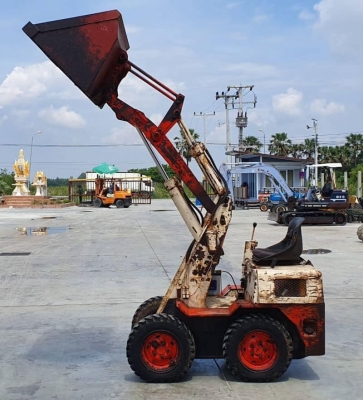 SK04 ราคา 125,000 บาทตักยก0.8ตันคิวยกสูง2.5เมตร        รถขับเคลื่อน4ล้อ  ระบบเกียทอกร  ถนอกเพื่งนำเข้ามายังไม่เคยใช้งานในเมืองไทยเลย   รุ่นใหม่ขายถูกๆๆรุ่นใหม่ เอกสารอินวอยล์  เครื่องดีเซล  2สูบ2D94   รถแรงประหยัดนำมัน สนใจโทร  081-989-1989 หรั่งครับ