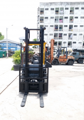 ขายรถยกโฟร์คลิฟท์ยี่ห้อTCM ดีเซล 2.5ตัน เสาสูง4เมตร