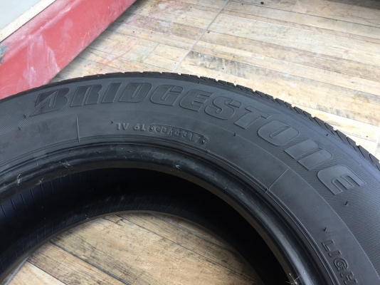 205-70-15 ปี 17 1 ปี 16 1 ยาง Bridgestone 2 เส้น 1800 พร้อมใส่ ยางสวยไม่มีปะไม่บวมไม่กินข้าง ดอกยางเหลือเยอะเอาไปวิ่งกันใด้อีกยาวค่ะ