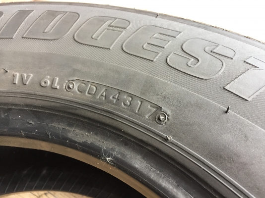 205-70-15 ปี 17 1 ปี 16 1 ยาง Bridgestone 2 เส้น 1800 พร้อมใส่ ยางสวยไม่มีปะไม่บวมไม่กินข้าง ดอกยางเหลือเยอะเอาไปวิ่งกันใด้อีกยาวค่ะ