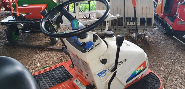 4 แถว รถดำนา ถาดสวย