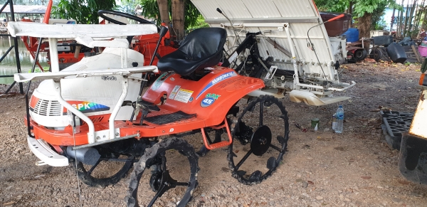 4 แถว รถดำนา ถาดสวย