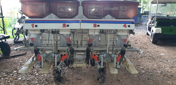 4 แถว รถดำนา ถาดสวย