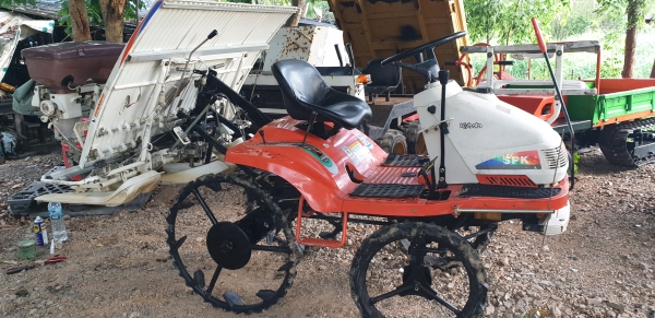 4 แถว รถดำนา ถาดสวย