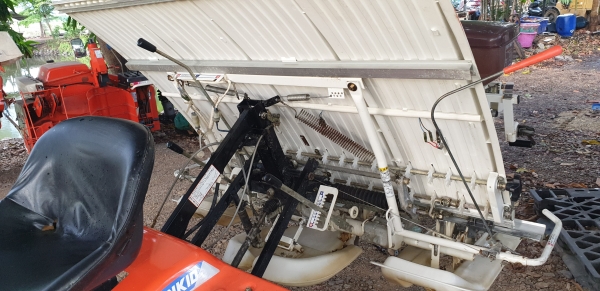 4 แถว รถดำนา ถาดสวย