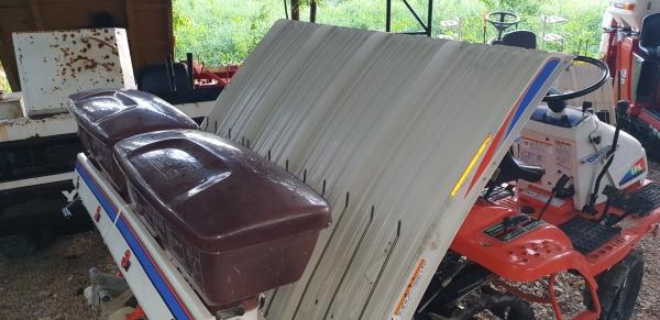 4 แถว รถดำนา ถาดสวย