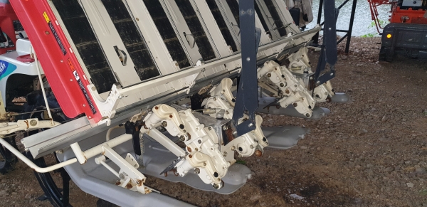 4 แถว 2 หัวดำ มีตัวหยดปุ๋ยน้ำ ใสปุ๋ยเมล็ดถามสวยไม่แตกไม่งอ