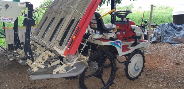 4 แถว 2 หัวดำ มีตัวหยดปุ๋ยน้ำ ใสปุ๋ยเมล็ดถามสวยไม่แตกไม่งอ