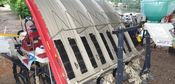 4 แถว 2 หัวดำ มีตัวหยดปุ๋ยน้ำ ใสปุ๋ยเมล็ดถามสวยไม่แตกไม่งอ