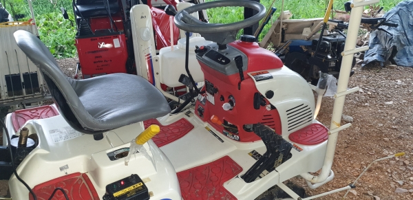 4 แถว 2 หัวดำ มีตัวหยดปุ๋ยน้ำ ใสปุ๋ยเมล็ดถามสวยไม่แตกไม่งอ