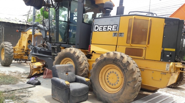 ขายรถเกรดจอนเดียร์ 670Gใช้งานพันกว่า ชม.เอกสารเล่มทะเบียนราคา 2,800,000