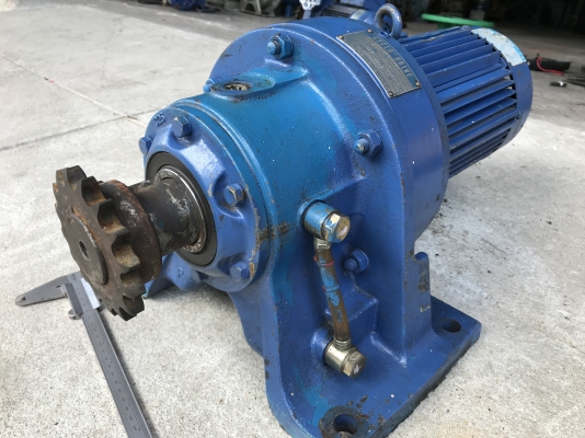 ขายมอเตอร์เกียร์ Cycro drive Sumitomo 2HP. 380V อัตราทด 1:87 made in Japan เพลาออกประมาณ 16 รอบต่อนาที เพลาใหญ่แรงบิกเยอะ สภาพสวยเดิมๆ หมุนนิ่ม พร้อมใช้งาน ขายมอเตอร์เกียร์ Cycro drive Sumitomo 2HP. 380V อัตราทด 1:87 made in Japan เพลาออกประมาณ 16 รอบต่อนาที เพลาใหญ่แรงบิกเยอะ สภาพสวยเดิมๆ หมุนนิ่ม พร้อมใช้งาน