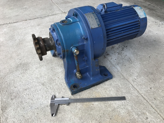 ขายมอเตอร์เกียร์ Cycro drive Sumitomo 2HP. 380V อัตราทด 1:87 made in Japan เพลาออกประมาณ 16 รอบต่อนาที เพลาใหญ่แรงบิกเยอะ สภาพสวยเดิมๆ หมุนนิ่ม พร้อมใช้งาน ขายมอเตอร์เกียร์ Cycro drive Sumitomo 2HP. 380V อัตราทด 1:87 made in Japan เพลาออกประมาณ 16 รอบต่อนาที เพลาใหญ่แรงบิกเยอะ สภาพสวยเดิมๆ หมุนนิ่ม พร้อมใช้งาน