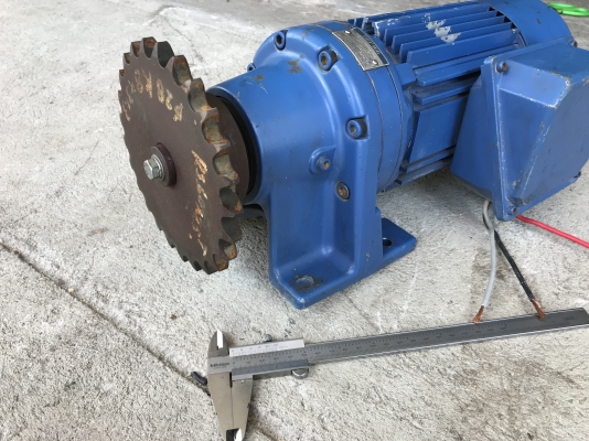 ขายมอเตอร์เกียร์ Cycro drive Sumitomo 1HP. 380V made in Japan อัตราทด 1:21 มีระบบเบรคในตัว เพลาออกประมาณ 69รอบต่อนาที สภาพสวยเดิมๆ หมุนนิ่ม พร้อมใช้งาน