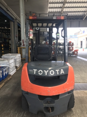 รถยกโตโยต้ารุ่น 8 น้ำหนักยก 2.5 ตัน เสาสูง 5 เมตร แผงงาสไลด์ เครื่องดีเซล เกียร์ออโต้