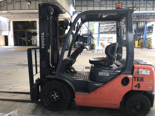 รถยกโตโยต้ารุ่น 8 น้ำหนักยก 2.5 ตัน เสาสูง 5 เมตร แผงงาสไลด์ เครื่องดีเซล เกียร์ออโต้