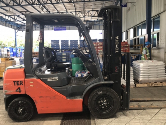 รถยกโตโยต้ารุ่น 8 น้ำหนักยก 2.5 ตัน เสาสูง 5 เมตร แผงงาสไลด์ เครื่องดีเซล เกียร์ออโต้