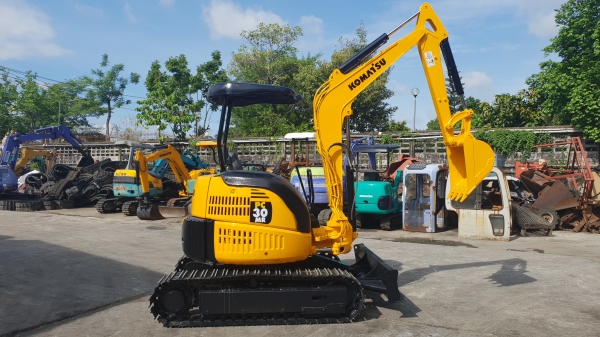ขาย รถขุด KOMATSU รุ่น PC30MR มือสองญี่ปุ่น แทรกเหล็ก  สลัก บูทเอวแน่น 100\% สวยพร้อมใช้งาน มือถือ 0818753444