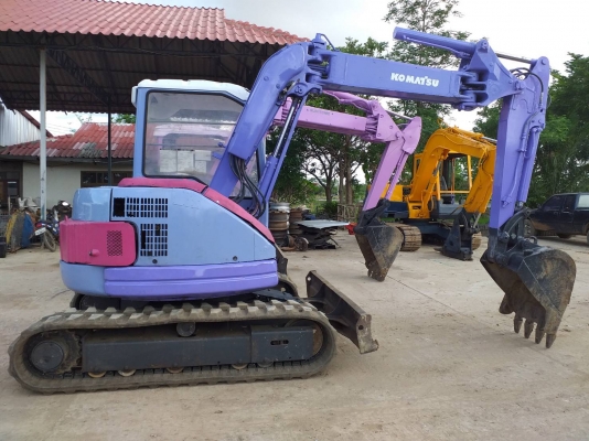 ขายรถขุด KOMATSU PC50UU-2 เครื่องยนต์ KOMATSU-4D84 , ขนาด 4 สูบ คอนโทรลน้ำมัน ปั๊มเฟือง มีลายหัวเจาะ