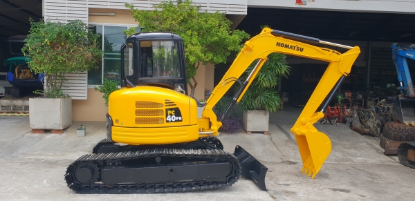 ขาย รถขุด KOMATSU รุ่น PC40FR มือสองญี่ปุ่น (หัวเก๋ง) แทรกเหล็ก  สลัก บูทเอวแน่น 100\% สวยพร้อมใช้งาน มือถือ 0818753444