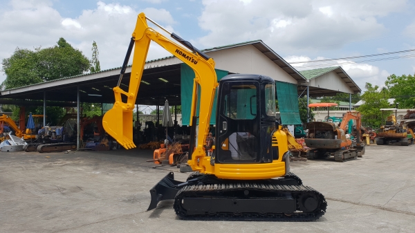 ขาย รถขุด KOMATSU รุ่น PC40FR มือสองญี่ปุ่น (หัวเก๋ง) แทรกเหล็ก  สลัก บูทเอวแน่น 100\% สวยพร้อมใช้งาน มือถือ 0818753444