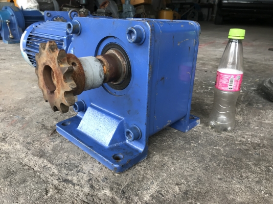 ขายมอเตอร์เกียร์เพลาออกข้าง Hyponic drive Sumitomo 2HP. 380V อัตราทด 1:80 made in Japan เพลาออกประมาณ 16 รอบต่อนาที เพลาใหญ่แรงบิดเยอะ สภาพสวยเดิมๆ หมุนนิ่ม พร้อมใช้งาน