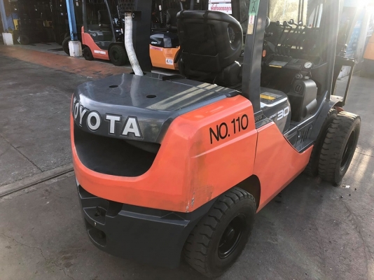 ขายรถหนีบก้อนกลมเสาสูง5เมตรเครื่องยนต์ดีเชลเกียร์ออโต้