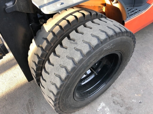 ขายรถหนีบก้อนกลมเสาสูง5เมตรเครื่องยนต์ดีเชลเกียร์ออโต้