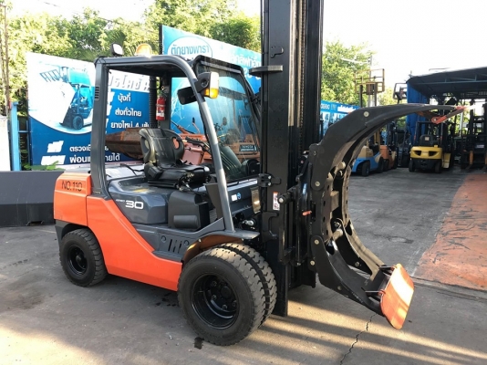 ขายรถหนีบก้อนกลมเสาสูง5เมตรเครื่องยนต์ดีเชลเกียร์ออโต้