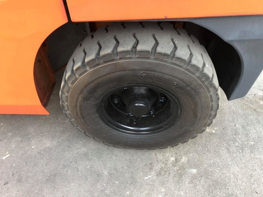 ขายรถหนีบก้อนกลมเสาสูง5เมตรเครื่องยนต์ดีเชลเกียร์ออโต้