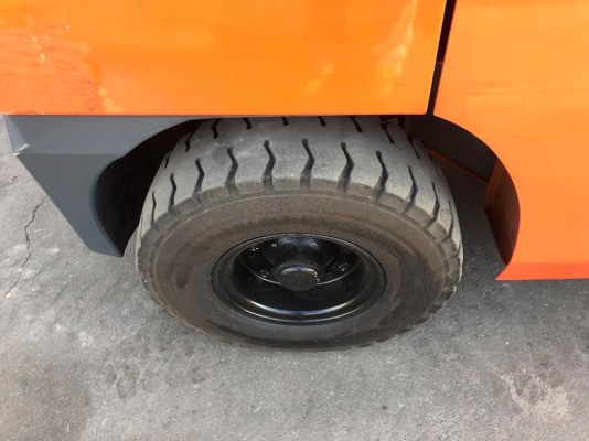 ขายรถหนีบก้อนกลมเสาสูง5เมตรเครื่องยนต์ดีเชลเกียร์ออโต้