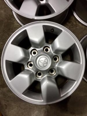 ล้อโตโยต้า ขอบ15+น๊อต สีเดิมไม่ซ่อมคตดุ้ง มีลอยตามการใช้งานเล็กน้อย โทร0879050181.ส่งได้ทั่วไทย