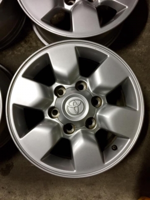 ล้อโตโยต้า ขอบ15+น๊อต สีเดิมไม่ซ่อมคตดุ้ง มีลอยตามการใช้งานเล็กน้อย โทร0879050181.ส่งได้ทั่วไทย