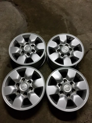 ล้อโตโยต้า ขอบ15+น๊อต สีเดิมไม่ซ่อมคตดุ้ง มีลอยตามการใช้งานเล็กน้อย โทร0879050181.ส่งได้ทั่วไทย