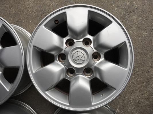 ล้อโตโยต้า ขอบ15+น๊อต สีเดิมไม่ซ่อมคตดุ้ง มีลอยตามการใช้งานเล็กน้อย โทร0879050181.ส่งได้ทั่วไทย