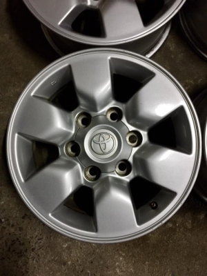 ล้อโตโยต้า ขอบ15+น๊อต สีเดิมไม่ซ่อมคตดุ้ง มีลอยตามการใช้งานเล็กน้อย โทร0879050181.ส่งได้ทั่วไทย