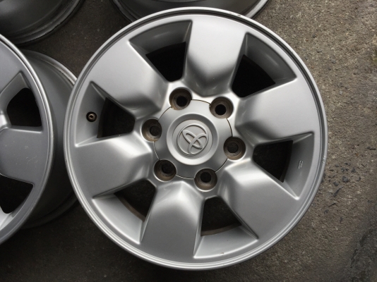 ล้อโตโยต้า ขอบ15+น๊อต สีเดิมไม่ซ่อมคตดุ้ง มีลอยตามการใช้งานเล็กน้อย โทร0879050181.ส่งได้ทั่วไทย