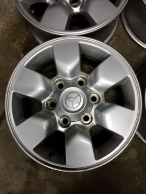 ล้อโตโยต้า ขอบ15+น๊อต สีเดิมไม่ซ่อมคตดุ้ง มีลอยตามการใช้งานเล็กน้อย โทร0879050181.ส่งได้ทั่วไทย