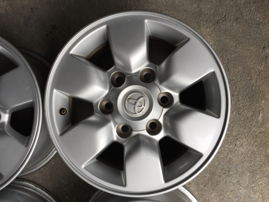 ล้อโตโยต้า ขอบ15+น๊อต สีเดิมไม่ซ่อมคตดุ้ง มีลอยตามการใช้งานเล็กน้อย โทร0879050181.ส่งได้ทั่วไทย