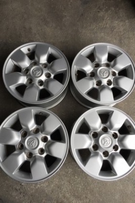 ล้อโตโยต้า ขอบ15+น๊อต สีเดิมไม่ซ่อมคตดุ้ง มีลอยตามการใช้งานเล็กน้อย โทร0879050181.ส่งได้ทั่วไทย