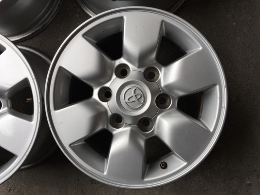 ล้อโตโยต้า ขอบ15+น๊อต สีเดิมไม่ซ่อมคตดุ้ง มีลอยตามการใช้งานเล็กน้อย โทร0879050181.ส่งได้ทั่วไทย