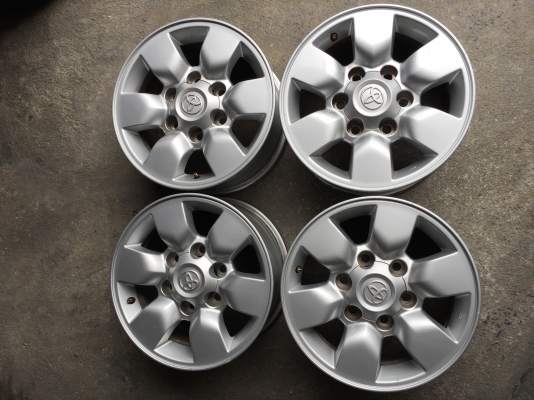 ล้อโตโยต้า ขอบ15+น๊อต สีเดิมไม่ซ่อมคตดุ้ง มีลอยตามการใช้งานเล็กน้อย โทร0879050181.ส่งได้ทั่วไทย