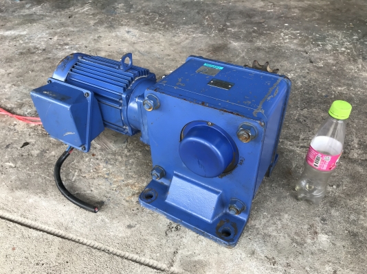 ขายมอเตอร์เกียร์เพลาออกข้าง Hyponic drive Sumitomo 1HP. 380V อัตราทด 1:80 made in Japan เพลาออกประมาณ 16 รอบต่อนาที เพลาใหญ่แรงบิดเยอะ สภาพสวยเดิมๆ หมุนนิ่ม พร้อมใช้งาน