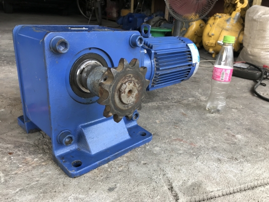 ขายมอเตอร์เกียร์เพลาออกข้าง Hyponic drive Sumitomo 1HP. 380V อัตราทด 1:80 made in Japan เพลาออกประมาณ 16 รอบต่อนาที เพลาใหญ่แรงบิดเยอะ สภาพสวยเดิมๆ หมุนนิ่ม พร้อมใช้งาน