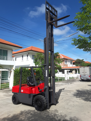 3 ตันดีเซลเสา 3 ตอนยกสูง 4.3 เมตรเครื่องนิสสัน TD27 เกียร์ออโต้ สนใจ โทร/ไลน์ 0813535948